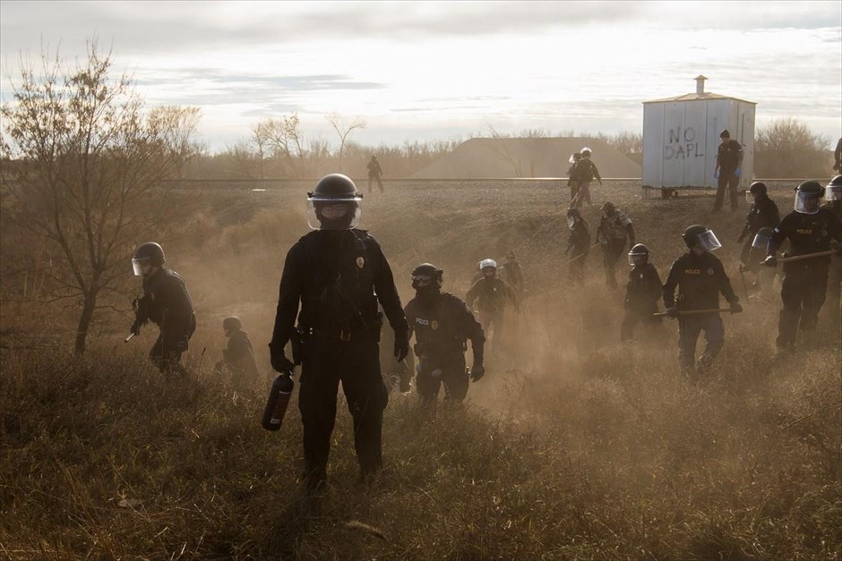 World Press Photo Awards 2017 - Contemporary Issues, Stories: Standing Rock - 1. 1ο βραβείο στην κατηγορία «Contemporary Issues, Stories» στην Amber Bracken για τη σειρά φωτογραφιών της σχετικά με τα επεισόδια που σημειώθηκαν ανάμεσα στην αστυνομία και σε πολίτες που διαδήλωναν κατά της δημιουργίας αγωγού πετρελαίου στη Βόρεια Ντακότα.