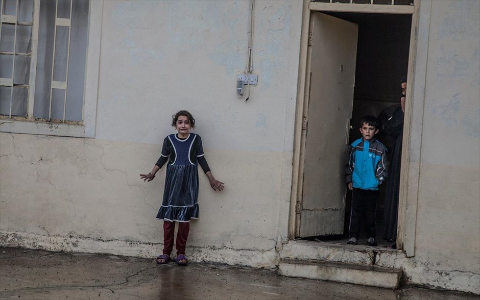 World Press Photo Awards 2017 - General News - Singles  - 1 - Offensive On Mosul. Ο φωτογράφος του Getty, Laurent Van der Stockt, τιμήθηκε με το πρώτο βραβείο στην κατηγορία «General New,&nbsp;Singles» σε ρεπορτάζ για την Le Monde. Στη φωτογραφία διακρίνονται άντρες των Ιρακινών ειδικών δυνάμεων να κάνουν έρευνα σε σπίτια, στο Γκογκτζιάλι, ανατολική περιοχή της Μοσούλης, αναζητώντας τζιχαντιστές του Ισλαμικού Κράτους και εξοπλισμό.