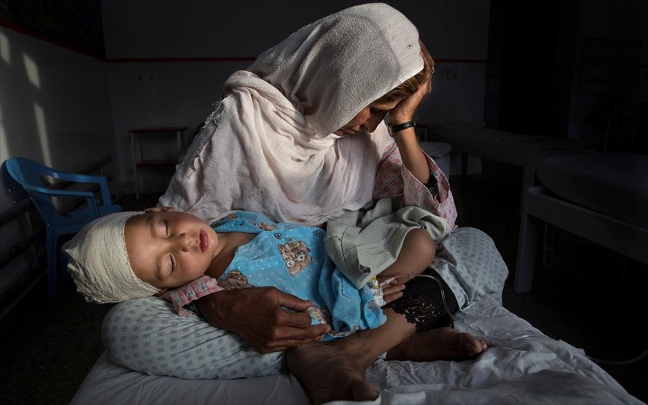 World Press Photo - Daily Life - Singles - 1. Η φωτογράφος Paula Bronstein του Time Lightbox / Pulitzer Center For Crisis Reporting κέρδισε το πρώτο βραβείο στην κατηγορία «Daily Life, Singles». Στη φωτογραφία, απεικονίζεται η Najiba να κρατά τη δύο ετών ανιψιά της Shabir, η οποία τραυματίστηκε από έκρηξη βόμβας στην Καμπούλ στις 29&nbsp; Μαρτίου 2016. Σύμφωνα με στατιστικά στοιχεία του ΟΗΕ, κατά το πρώτο εξάμηνο του 2016, τουλάχιστον 1.600 άνθρωποι έχασαν τη ζωή τους και περισσότεροι από 3.500 άνθρωποι τραυματίστηκαν στο Αφγανιστάν.