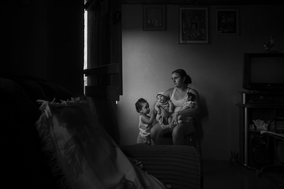 World Press Photo Awards 2017 - Contemporary Issues - stories 2. Δεύτερο βραβείο στην κατηγορία «Contemporary Issues, stories» στον Lalo de Almeida για τη σειρά φωτογραφιών του σχετικά με τη ζωή των οικογενειών τα παιδιά των οποίων γεννήθηκαν με μικροκεφαλία, πάθηση που συνδέεται με τον ιό Ζίκα.