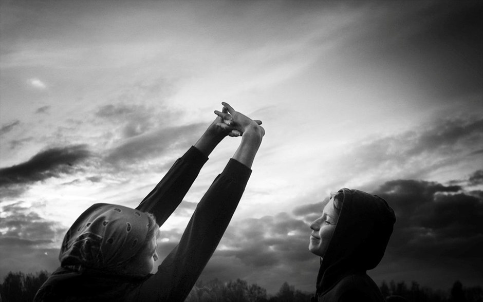 World Press Photo - Daily Life/ Stories - 3. Ο Ιταλός φωτογράφος Francesco Comello κέρδισε το τρίτο βραβείο στην κατηγορία «Daily Life, Stories». Τα μαθήματα στο σχολείο σταματούν καθ’ όλη την περίοδο της συγκομιδής της πατάτας, στην οποία όλα τα παιδιά πρέπει να συμμετέχουν. Στη φωτογραφία, η Μαρία και η Αλεξάνδρα κάνουν διάλειμμα από τις αγροτικές εργασίες. Οι κάτοικοι αυτής της απομονωμένης και σιωπηλής κοινότητας την ονομάζουν το «Νησί της Σωτηρίας», κρυμμένη κοντά σε έναν πολυσύχναστο δρόμο που οδηγεί από τη Μόσχα στην πόλη Γιαροσλάβλ της Ρωσίας. Ιδρύθηκε στις αρχές της δεκαετίας του ‘90 από έναν Ορθόδοξο ιερέα και αποτελεί ένα μοναδικό πνευματικό, εκπαιδευτικό και πολιτιστικό κέντρο που φιλοξενεί σήμερα 300 αγόρια και κορίτσια, τα οποία θεωρούνται από πολλούς ως κοινωνικοί παρίες.