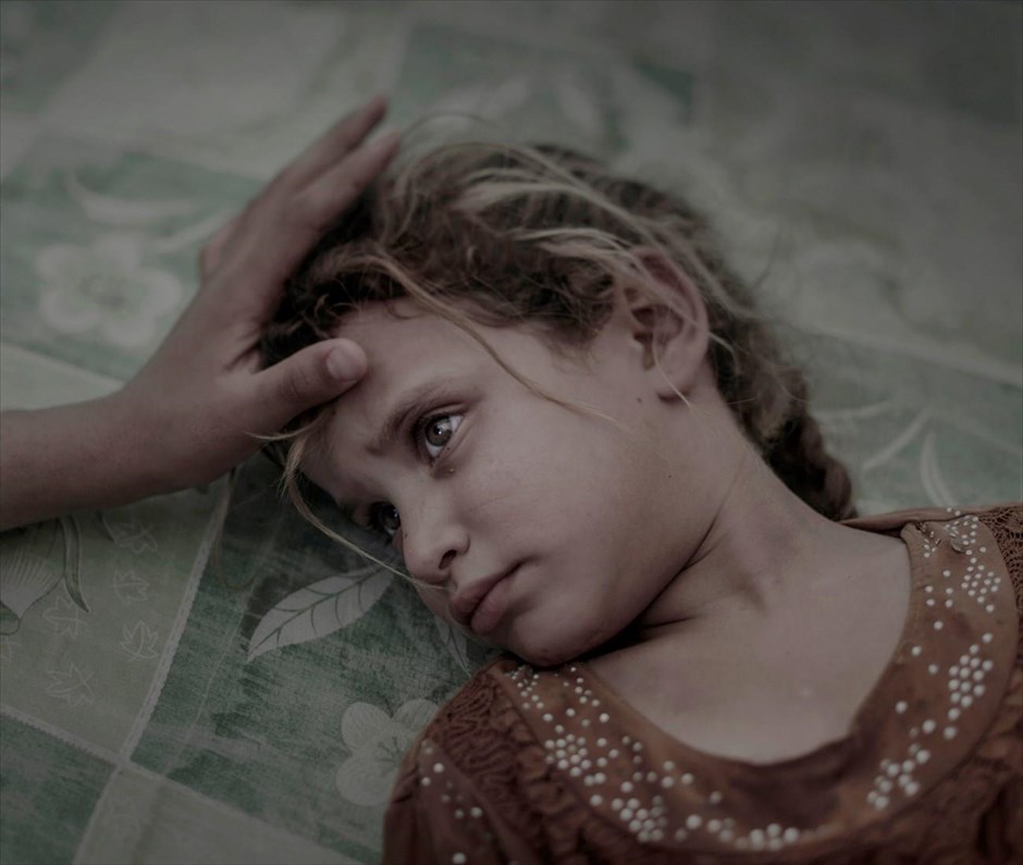 World Press Photo Awards 2017 - People - Singles - 1 . Στον φωτογράφο Magnus Wennman απονεμήθηκε το πρώτο βραβείο στην κατηγορία «People, Singles». Στη φωτογραφία απεικονίζεται ένα πεντάχρονο κορίτσι, η Μάχα, ξαπλωμένο στο βρώμικο στρώμα στον συνωστισμένο προσφυγικό καταυλισμό Ντεμπάγκα, στο Ιράκ. Η Μάχα και η οικογένειά της αναγκάστηκαν να εγκαταλείψουν το σπίτι τους στο χωριό Χαουίτζα, έξω από τη Μοσούλη επτά ημέρες νωρίτερα, υπό τον φόβο των τζιχαντιστών του Ισλαμικού Κράτους και της έλλειψης τροφίμων.