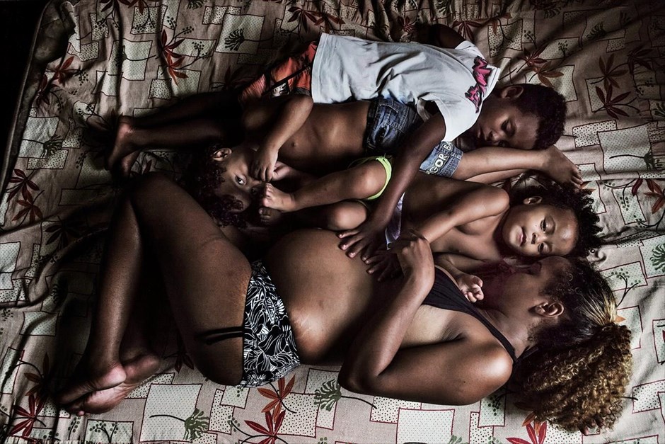 World Press Photo Awards 2017 - Contemporary Issues, Stories 3. Τρίτο βραβείο στην κατηγορία «Contemporary Issues, Stories» για τον Peter Bauza που φωτογράφισε το «Παλάτι Κόπακαμπάνα», τις πολυκατοικίες δηλαδή όπου βρίσκουν καταφύγιο άστεγοι Βραζιλιάνοι.