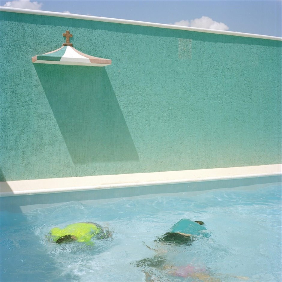 World Press Photo - People - Stories - 1. Ο φωτογράφος Michael Vince Kim κέρδισε το πρώτο βραβείο στην κατηγορία «People,&nbsp;Stories». Στη φωτογραφία, νέοι Κορεάτες – απόγονοι των Μάγια συμμετέχουν στο πάρτι για τα 90α γενέθλια του Joaquin Poot Lee, ενός δεύτερης γενιάς Κορεάτη -&nbsp;Μάγια. Δεδομένου ότι οι περισσότεροι Κορεάτες μετανάστες στο Μεξικό ήταν άνδρες, αναπόφευκτα παντρεύτηκαν ντόπιες γυναίκες της φυλής των Μάγια. Συνεπώς, οι περισσότεροι απόγονοι των Κορεατών στο Μεξικό είναι Κορεάτες – Μάγια. Το εν λόγω έργο αποτελεί έναν ποιητικό απολογισμό των αναμνήσεων των Κορεατών μεταναστών. Το 1905 περισσότεροι από 1.000 Κορεάτες ταξίδεψαν στο Μεξικό με την ψεύτικη υπόσχεση ευημερίας σε μία παραδεισένια χώρα. Αντ 