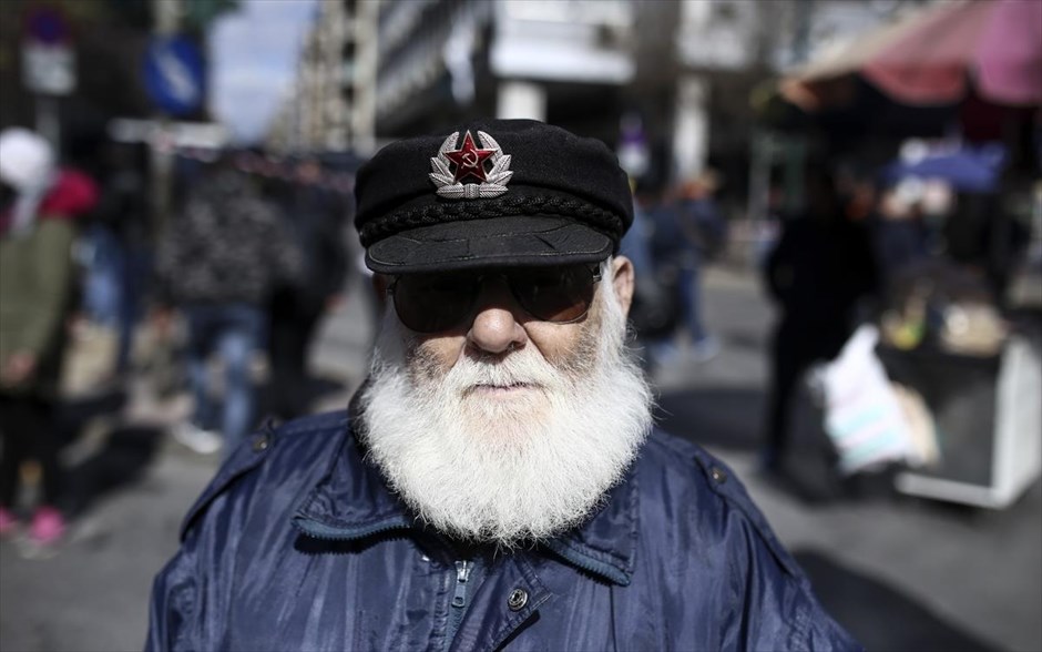 Συγκέντρωση διαμαρτυρίας αγροτών στο κέντρο της Αθήνας. Στιγμιότυπο από τη συγκέντρωση διαμαρτυρίας αγροτών στο Υπουργείο Αγροτικής Ανάπτυξης. Αγρότες από όλη την Ελλάδα συγκεντρώθηκαν στην πλατεία Βάθη, στο πλαίσιο πανελλαδικού συλλαλητηρίου που πραγματοποιούν στην Αθήνα. Στη συνέχεια ακολούθησε πορεία προς τη Βουλή, όπου μοίρασαν λάχανα στους περαστικούς. Κύρια αιτήματα των αγροτών, είναι μεταξύ άλλων η κατάργηση των αυξήσεων στις ασφαλιστικές εισφορές στον&nbsp;ΟΓΑ,&nbsp;η μείωση των ορίων συνταξιοδότησης, αφορολόγητο οικογενειακό εισόδημα 12.000 ευρώ, προσαυξημένο κατά 3.000 ευρώ για κάθε παιδί, ακατάσχετος λογαριασμός στο ύψος των 15.000 ευρώ και αφορολόγητο πετρέλαιο.