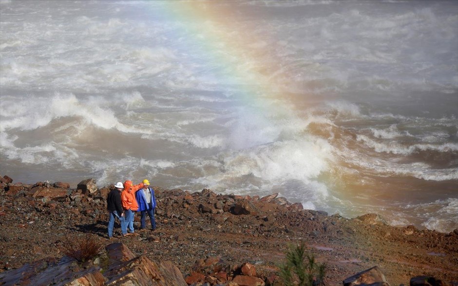 Ουράνιο τόξο ξεπηδά από τη λίμνη Oroville. Εργάτες κάνουν βόλτες δίπλα στη λίμνη του φράγματος Οroville στην Καλιφόρνια.