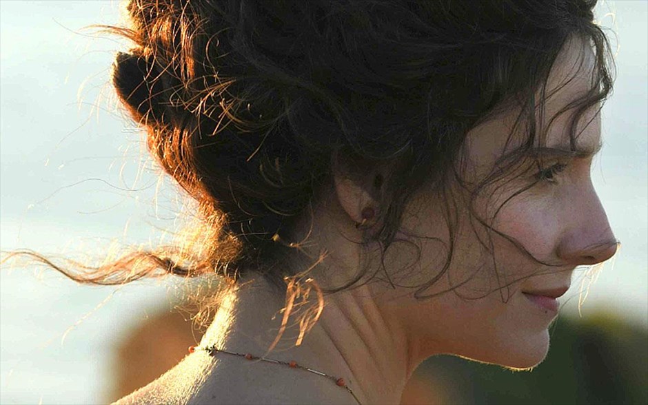 «Η ζωή μιας γυναίκας». «Η ζωή μιας γυναίκας» μάς μεταφέρει στη Νορμανδία του 1819, όπου μια νέα γυναίκα γεμάτη παιδιάστικα όνειρα και αθωότητα επιστρέφει σπίτι μετά από τα σχολικά της χρόνια σε ένα μοναστήρι.
