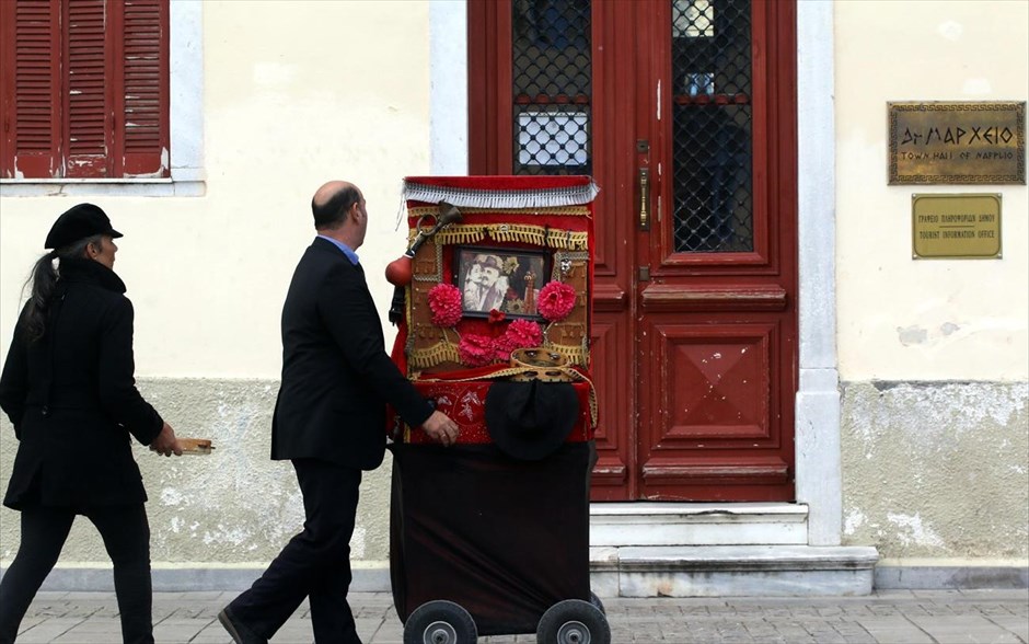 Αέρας μιας άλλης εποχής. Ατμόσφαιρα μιας άλλης εποχής δημιούργησε η λατέρνα που έπαιξε της μελωδίες της σήμερα έξω από το δημαρχείο Ναυπλίου.