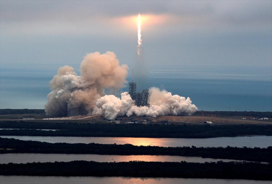 Εκτόξευση του πυραύλου Falcon 9 από το Διαστημικό Κέντρο Κένεντι . Mε επιτυχία εκτόξευσε η&nbsp;αμερικανική εταιρεία SpaceX τον πύραυλό της Falcon 9, σε μία αποστολή ανεφοδιασμού του Διεθνούς Διαστημικού Σταθμού, από την ιστορική εξέδρα απογείωσής 39Α, στο Διαστημικό Κέντρο Κένεντι, στο Ακρωτήριο Κανάβεραλ. Στην 10η αποστολή του στον Διεθνή Διαστημικό Σταθμό, το διαστημόπλοιο Dragon θα μεταφέρει φορτίο προμηθειών συνολικά 2.270 κιλών, συμπεριλαμβανομένου του οργάνου SAGE III (Stratospheric Aerosol and Gas Experiment), το οποίο βοηθά στη μελέτη και τη μέτρηση του όζοντος στην ατμόσφαιρα.