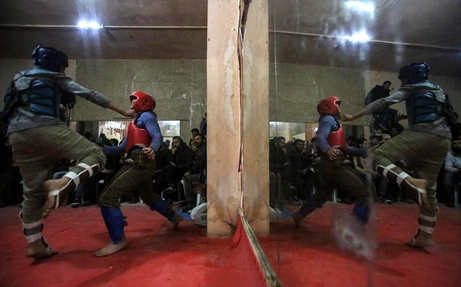 Πρωτάθλημα Τάε Κβον Ντο στη Συρία. Στιγμιότυπο από αγώνες Τάε Κβον Ντο στην Μεσράμπα, στην ελεγχόμενη από τους αντάρτες ανατολική Αλ-Γκούτα, στη Συρία. Προπονητές και διαιτητές του αθλήματος οργάνωσαν το πρωτάθλημα Τάε Κβον Ντο, ως μια πρωτοβουλία για τη συνέχιση μερικών από τις δραστηριότητες που είχαν διακοπεί, μετά την έναρξη της συριακής κρίσης.