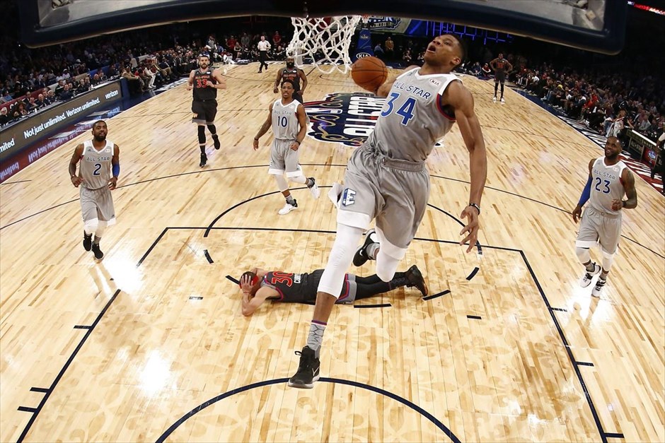 Σούπερ σταρ στο All Star Game ο Γιάννης Αντετοκούνμπο. Η επιλογή του για την κορυφαία πεντάδα της ανατολικής περιφέρειας στο All Star Game ήταν μόνο η αρχή. Ο Γιάννης Αντετοκούνμπο δεν αρκέστηκε μόνο σε αυτή, αλλά παίζοντας ως πραγματικός σούπερ σταρ σε ένα γαλαξία αστέρων, άφησε το αποτύπωμά του στην πρώτη παρουσία του στη γιορτή των κορυφαίων. Η Δύση νίκησε την Ανατολή&nbsp;192-182 και ο 22χρονος Έλληνας του Μιλγουόκι ήταν ο πρώτος σκόρερ των ηττημένων τελειώνοντας το παιχνίδι με 30 πόντους, που προήλθαν από 14/16 δίποντα και&nbsp;2/2 βολές, ενώ είχε ακόμη 6 ριμπάουντ, μία&nbsp;ασίστ, 3 κλεψίματα, ένα μπλοκ και 0 λάθη σε 22 λεπτά!&nbsp;