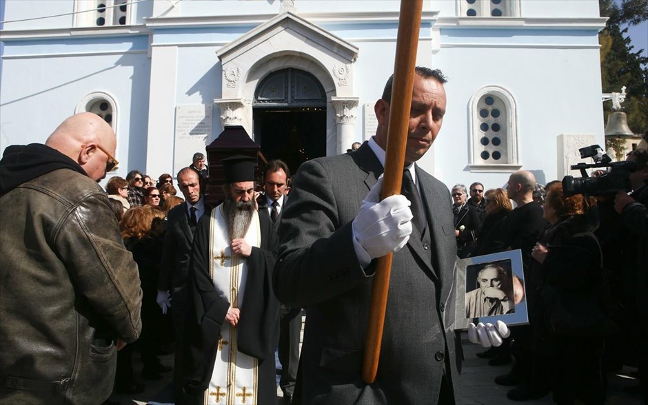 Το τελευταίο αντίο στον Δημήτρη Μυταρά. Το τελευταίο αντίο είπαν σήμερα στον Δημήτρη Μυταρά η οικογένειά του, η σύζυγός του Χαρίκλεια και ο γιος του, Αριστείδης, συγγενείς, φίλοι, άνθρωποι της τέχνης και της πολιτικής, αλλά και απλός κόσμος, που συγκεντρώθηκαν στο Α