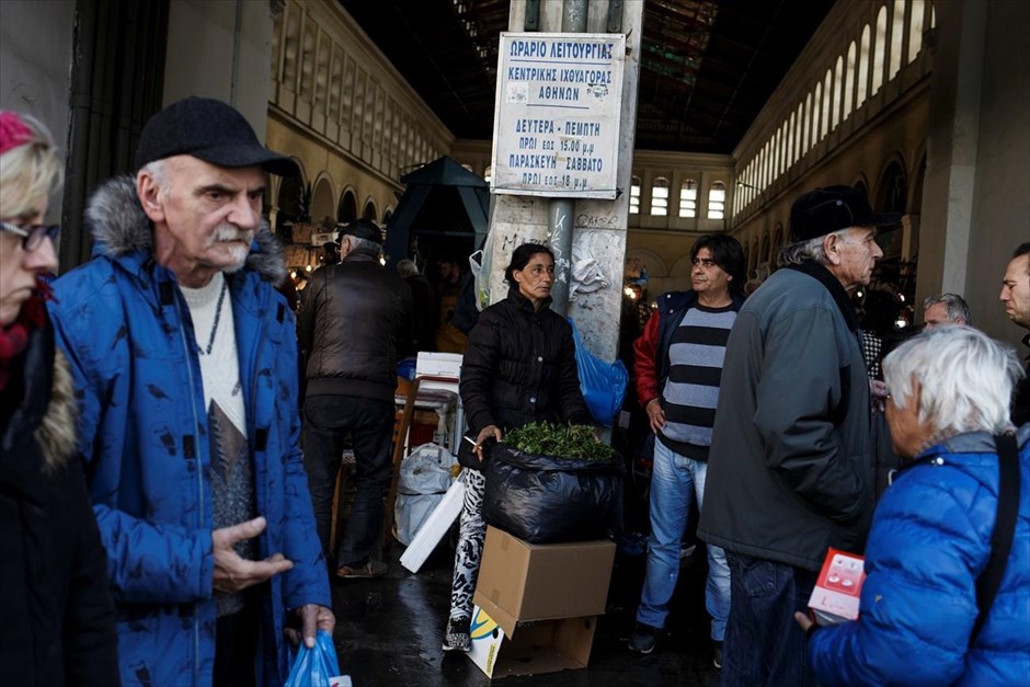 Ελλάδα - φτώχεια . Κόσμος ψωνίζει ψάρια στην κεντρική αγορά της Αθήνας.