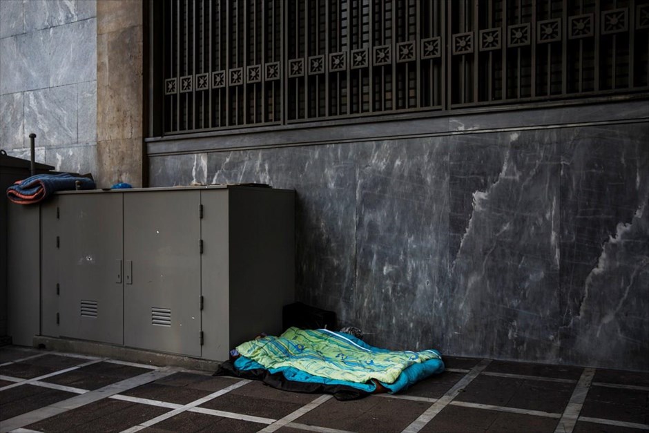 Ελλάδα - φτώχεια . Κουβέρτες αστέγου σε πεζοδρόμιο στο κέντρο της Αθήνας.