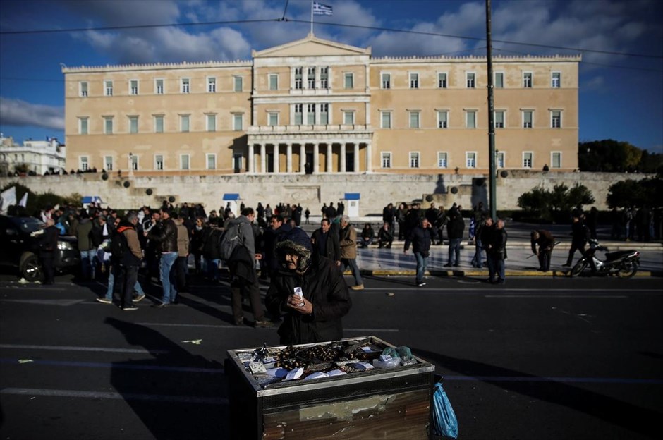 Ελλάδα - φτώχεια . Ένας άντρας πουλάει κάστανα κατά τη διάρκεια συγκέντρωσης διαμαρτυρίας έξω από τη Βουλή.