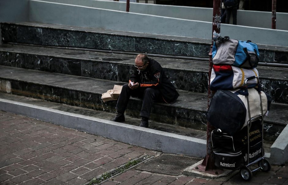 Ελλάδα - φτώχεια . Ένας άντρας περιμένει να παραλάβει τα καθαρά ρούχα του από την υπηρεσία κινητού πλυντηρίου για αστέγους «Ιθάκη», στο κέντρο της Αθήνας.