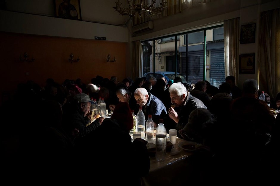 Ελλάδα - φτώχεια . Κόσμος τρώει σε εστιατόριο της Εκκλησίας για άπορους.