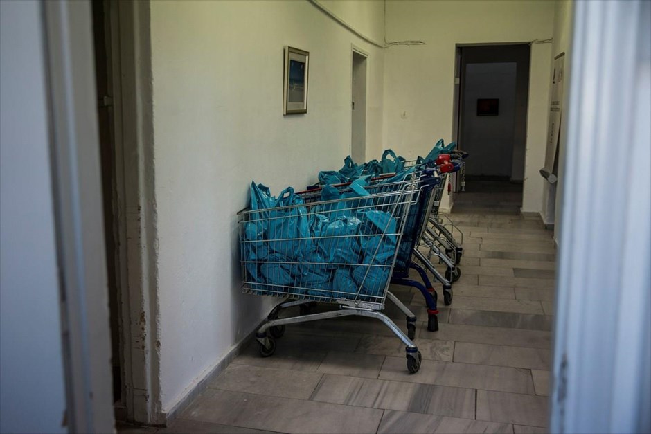 Ελλάδα - φτώχεια . Καρότσια γεμάτα σακούλες με τρόφιμα που προορίζονται για διανομή σε άπορους από υπηρεσία του δήμου Αθηναίων.