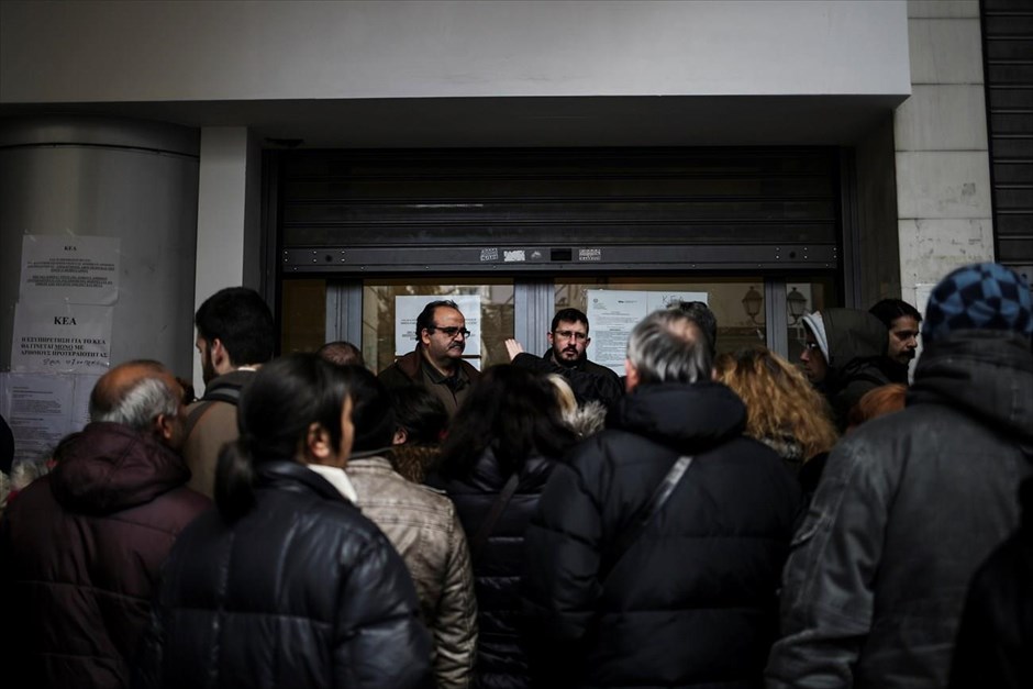 Ελλάδα - φτώχεια . Πολίτες σχηματίζουν ουρά για να υποβάλουν αίτηση για το Κοινωνικό Εισόδημα Αλληλεγγύης (ΚΕΑ). Όπως γνωστοποίησε στις αρχές του μήνα η αναπληρώτρια υπουργός Κοινωνικής Αλληλεγγύης Θεανώ Φωτίου, περίπου 1,7 εκατ. πολίτες επισκέφθηκαν την ιστοσελίδα για το ΚΕΑ μέσα σε μιάμιση μέρα.