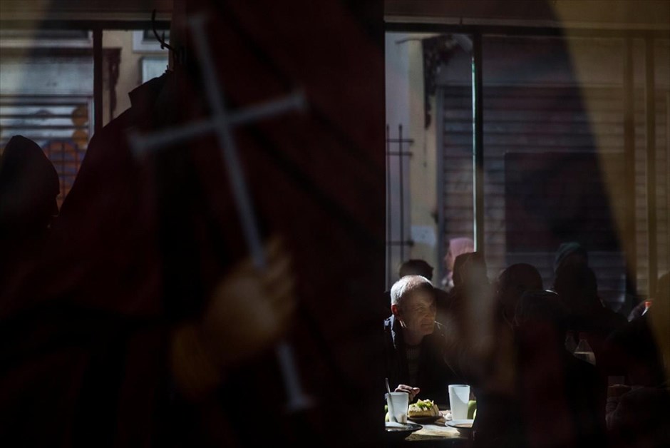 Ελλάδα - φτώχεια . Κόσμος τρώει σε εστιατόριο της Εκκλησίας για άπορους.