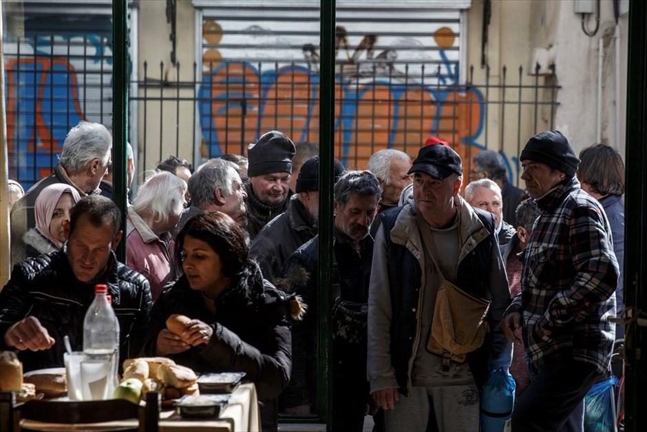 Ελλάδα - φτώχεια . Κόσμος σχηματίζει ουρά έξω από εστιατόριο της Εκκλησίας για άπορους.
