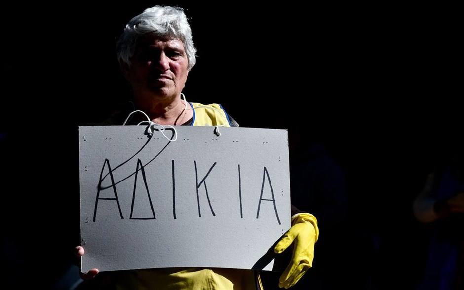 Διαμαρτυρία εργολαβικών εργαζομένων των δομών Υγείας. Συγκέντρωση διαμαρτυρίας έξω από το υπουργείο Υγείας πραγματοποιούν οι εργολαβικοί εργαζόμενοι στις δομές Υγείας. Οι συγκεντρωμένοι διαμαρτύρονται για το νέο καθεστώς εργασίας που προωθεί η κυβέρνηση και η οποία, σύμφωνα με τους ίδιους, εξωθεί στην απεργία 8.000 απασχολούμενους.