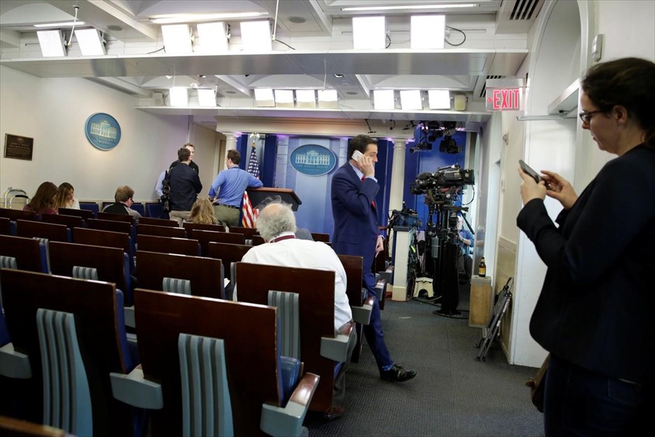 Αποκλεισμός CNN και ΝΥΤ από ενημέρωση του Λευκού Οίκου. Από άτυπη ενημέρωση του Λευκού Οίκου αποκλείστηκαν οι δημοσιογράφοι των New York Times, του CNN, του Politico και άλλων ξένων μέσων την Παρασκευή, όπως καταγγέλλουν οι ΝΥΤ, λίγες ώρες μετά από τη νέα επίθεση που εξαπέλυσε ο πρόεδρος των ΗΠΑ Ντόναλντ Τραμπ σε μέσα ενημέρωσης.&nbsp;Οι εκπρόσωποι του Associated Press και του Time αποφάσισαν να απέχουν, διαμαρτυρόμενοι, από την ενημέρωση εκπροσώπου του Λευκού Οίκου Σον Σπάισερ.
