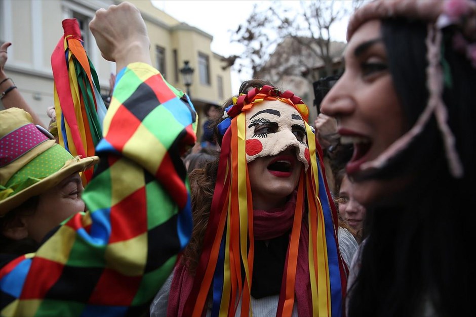 Απόκριες στην Πλάκα. Στιγμιότυπο από την παρέλαση του καρναβαλιού στα σοκάκια της Πλάκας.