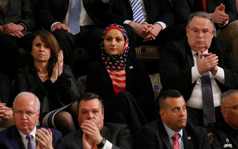Ντόναλντ Τραμπ- Ομιλία Κογκρέσο. Μία γυναίκα στο κοινό φορώντας χιτζάμπ στα χρώματα της αμερικάνικης σημαίας.