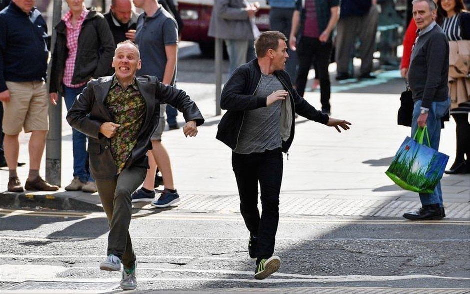 «T2: Trainspotting 2». «T2: Trainspotting 2»: Μετά από 21 χρόνια ο Ντάνι Μπόιλ δίνει συνέχεια σε μια θρυλική ταινία δράσης, που βασίστηκε στο βιβλίο του Ίρβιν Γουέλς και προκάλεσε ποικίλες αντιδράσεις.