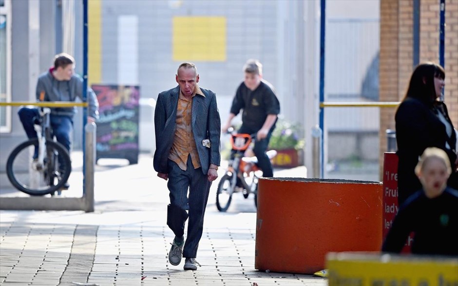 «T2: Trainspotting 2». «T2: Trainspotting 2»: Μετά από 21 χρόνια ο Ντάνι Μπόιλ δίνει συνέχεια σε μια θρυλική ταινία δράσης, που βασίστηκε στο βιβλίο του Ίρβιν Γουέλς και προκάλεσε ποικίλες αντιδράσεις.