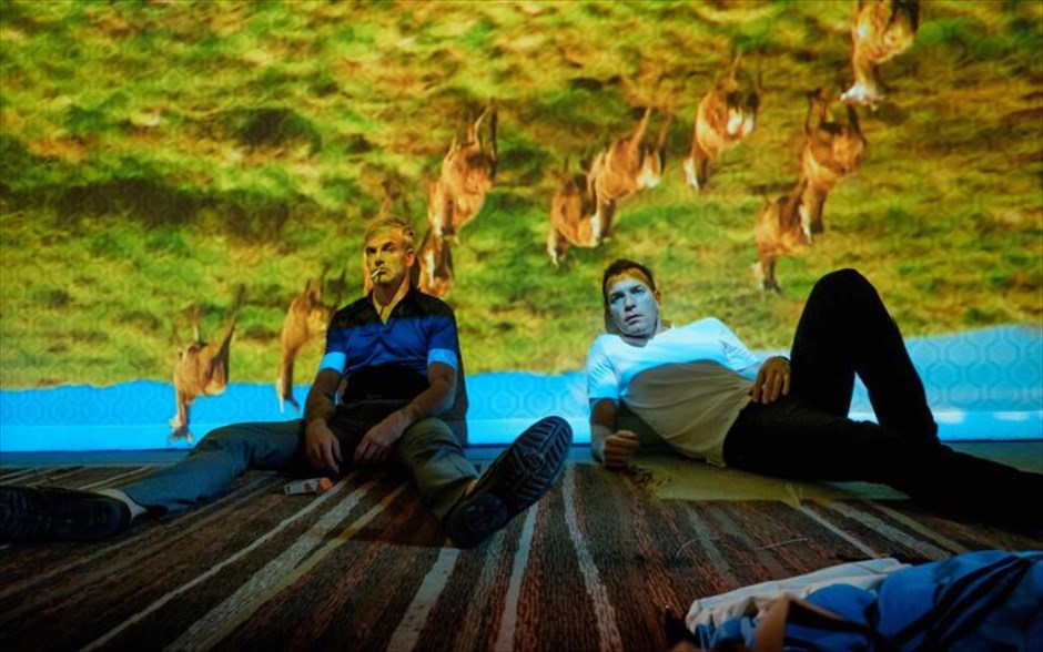 «T2: Trainspotting 2». «T2: Trainspotting 2»: Μετά από 21 χρόνια ο Ντάνι Μπόιλ δίνει συνέχεια σε μια θρυλική ταινία δράσης, που βασίστηκε στο βιβλίο του Ίρβιν Γουέλς και προκάλεσε ποικίλες αντιδράσεις.