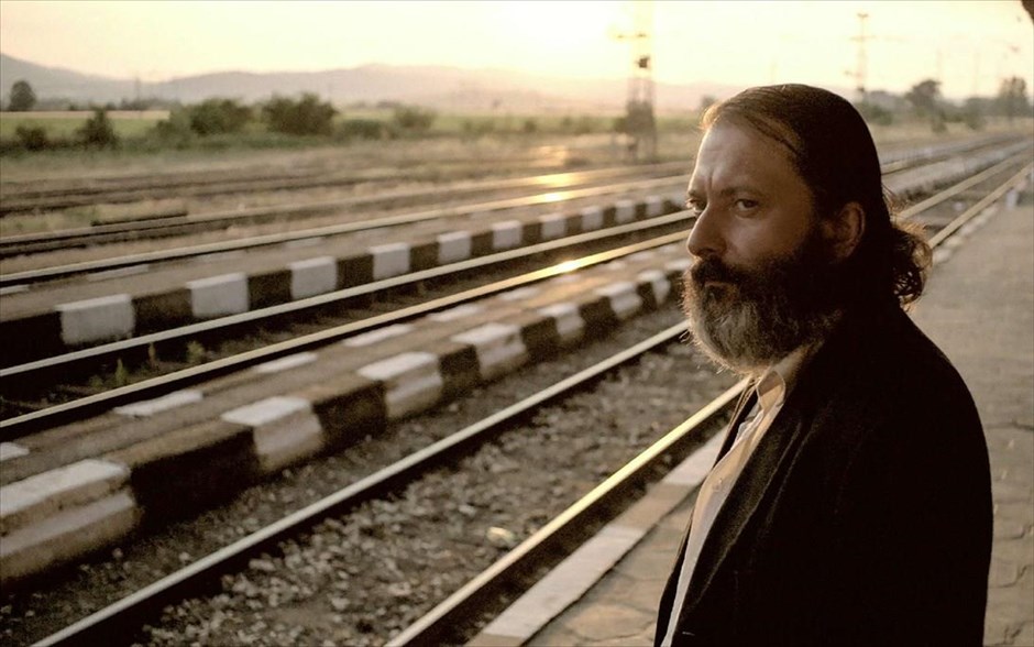 «Glory». Ήρωάς της ταινίας&nbsp;«Glory» είναι ένας τίμιος εργαζόμενος, που επιθεωρεί καθημερινά τις ράγες του σιδηρόδρομου. Όταν βρίσκει ένα μεγάλο χρηματικό ποσό, αποφασίζει να το παραδώσει στην Αστυνομία. Έτσι, το κράτος τον τιμά με μια εκδήλωση, κατά την οποία η επικεφαλής Δημοσίων Σχέσεων του υπουργείου Μεταφορών τον χρησιμοποιεί, για να αποπροσανατολίσει το ενδιαφέρον από ένα σκάνδαλο διαφθοράς.