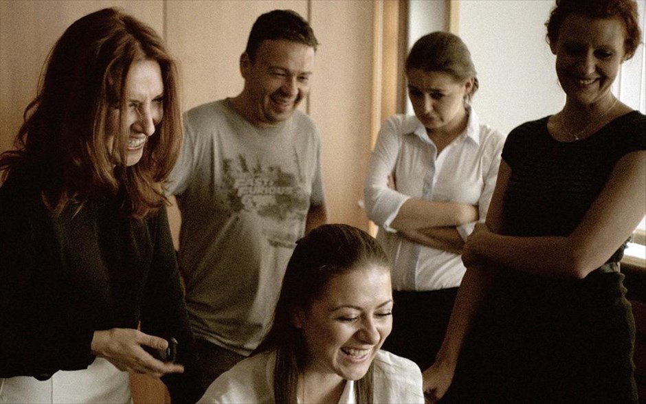 «Glory». Ήρωάς της ταινίας&nbsp;«Glory» είναι ένας τίμιος εργαζόμενος, που επιθεωρεί καθημερινά τις ράγες του σιδηρόδρομου. Όταν βρίσκει ένα μεγάλο χρηματικό ποσό, αποφασίζει να το παραδώσει στην Αστυνομία. Έτσι, το κράτος τον τιμά με μια εκδήλωση, κατά την οποία η επικεφαλής Δημοσίων Σχέσεων του υπουργείου Μεταφορών τον χρησιμοποιεί, για να αποπροσανατολίσει το ενδιαφέρον από ένα σκάνδαλο διαφθοράς.