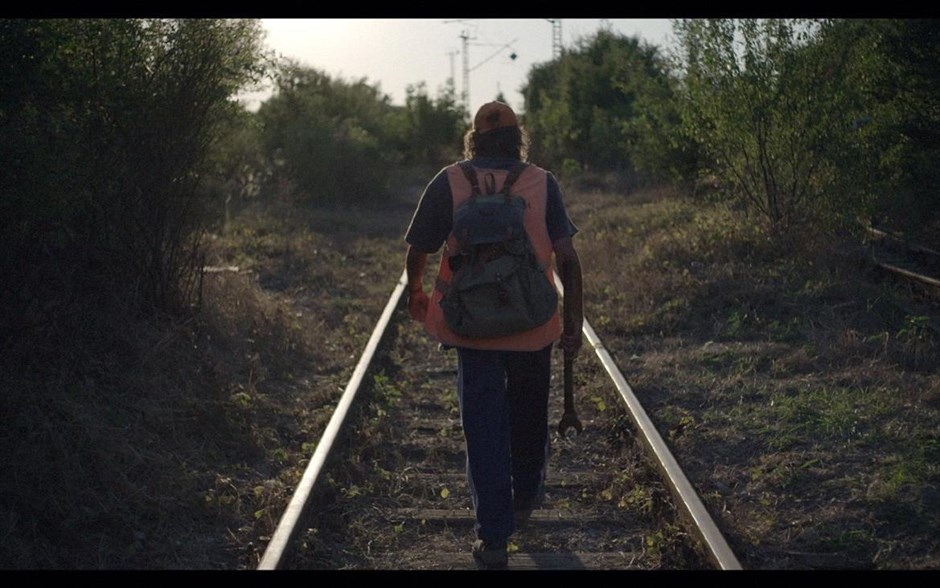 «Glory». Ήρωάς της ταινίας&nbsp;«Glory» είναι ένας τίμιος εργαζόμενος, που επιθεωρεί καθημερινά τις ράγες του σιδηρόδρομου. Όταν βρίσκει ένα μεγάλο χρηματικό ποσό, αποφασίζει να το παραδώσει στην Αστυνομία. Έτσι, το κράτος τον τιμά με μια εκδήλωση, κατά την οποία η επικεφαλής Δημοσίων Σχέσεων του υπουργείου Μεταφορών τον χρησιμοποιεί, για να αποπροσανατολίσει το ενδιαφέρον από ένα σκάνδαλο διαφθοράς.