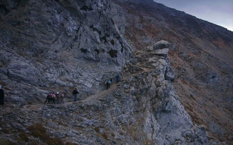 «Τα σημάδια του ουρανού». Το ντοκιμαντέρ της Μάρως Αναστασοπούλου, «Τα σημάδια του ουρανού», αποτυπώνει τη ζωή στο ελληνικό νησί της Αμοργού, όπου οι κάτοικοι κουβαλούν γνώσεις αιώνων για την πρόβλεψη του καιρού. Είναι τα σημάδια του ουρανού, οι άνεμοι, τα αστέρια, τα σύννεφα και η θάλασσα, που τους μηνύουν για το αύριο.