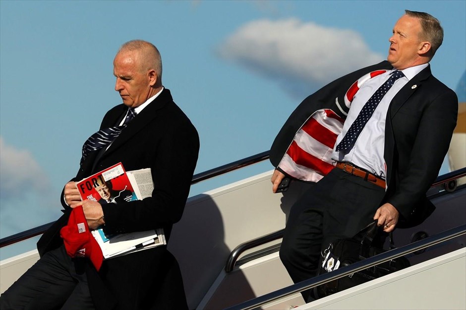 Επίσκεψη Τραμπ στο αεροπλανοφόρο USS Gerald Ford. Ο διευθυντής του Οβάλ Γραφείου Επιχειρήσεων του Λευκού Οίκου Κιθ Σίλερ (αριστερά)&nbsp; κρατά ένα αντίτυπο του περιοδικού Fortune με εξώφυλλο τον αμερικανό πρόεδρο, καθώς αποβιβάζεται με τον εκπρόσωπο του Λευκού Οίκου Σιν Σπάισερ από το προεδρικό αεροσκάφος Air Force One, στη βάση Άντριους, στο Μέριλαντ. Την ευχή το αμερικανικό Πολεμικό Ναυτικό να αποκτήσει 12 αεροπλανοφόρα στο μέλλον, όπως επιθυμεί η ηγεσία του, εξέφρασε ο πρόεδρος των ΗΠΑ, Ντόναλντ Τραμπ, σε μια ομιλία του πάνω στο αεροπλανοφόρο USS Gerald Ford.