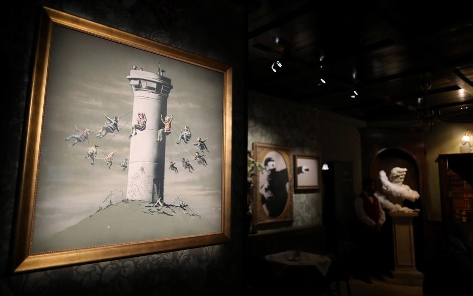 Ξενοδοχείο Banksy. Όπως είναι φυσικό, οι χώροι του ξενοδοχείου είναι διακοσμημένοι με γνωστές δημιουργίες του Banksy.