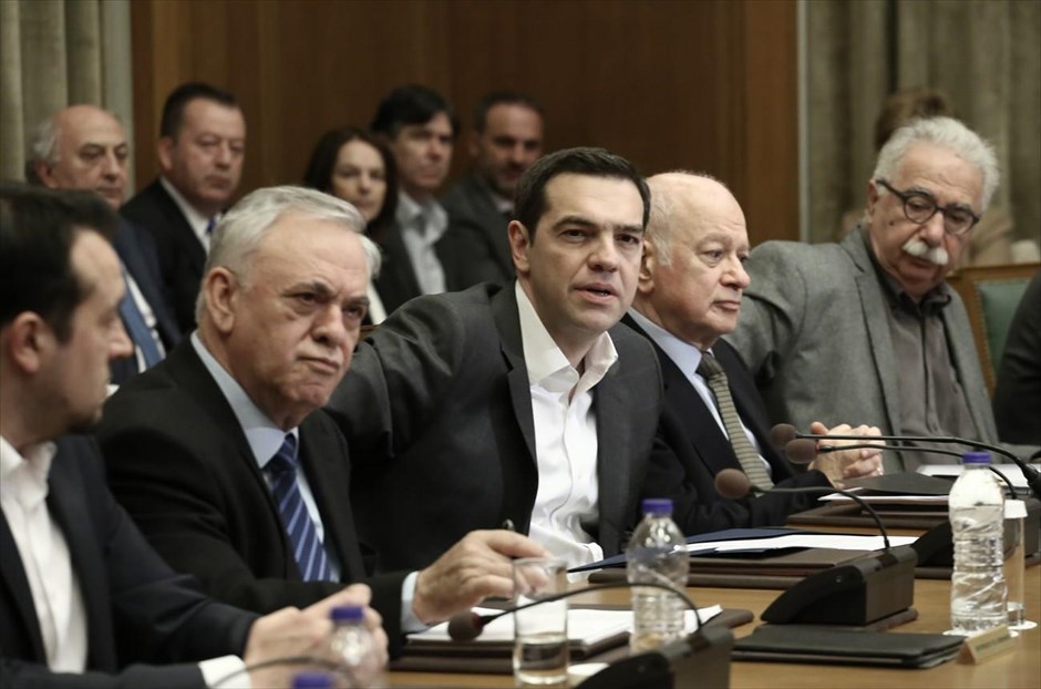 Αλ. Τσίπρας: Είτε αρέσει σε κάποιους είτε όχι, η Ελλάδα έχει γυρίσει σελίδα. H Ελλάδα έχει ήδη γυρίσει&nbsp;σελίδα, γιατί, είτε αρέσει σε κάποιους είτε όχι η οικονομία άντεξε, η οικονομία ανέκαμψε, σημείωσε ο πρωθυπουργός Αλέξης Τσίπρας, κατά την εισήγησή του στο υπουργικό συμβούλιο, όπου τίθεται επί τάπητος το σχέδιο παραγωγικής ανασυγκρότησης. Στέλνοντας μήνυμα εν μέσω της διαπραγμάτευσης με τους θεσμούς, μίλησε για «εμπόδια και συνήθεις δυσκολίες που θέτουν κάθε φορά γνωστοί μας φίλοι», σημειώνοντας πως «όσο κι αν θελήσουν να κωλυσιεργήσουν τις διαπραγματεύσεις σε τεχνικό επίπεδο, το ποτάμι δεν γυρίζει πίσω».
&nbsp;