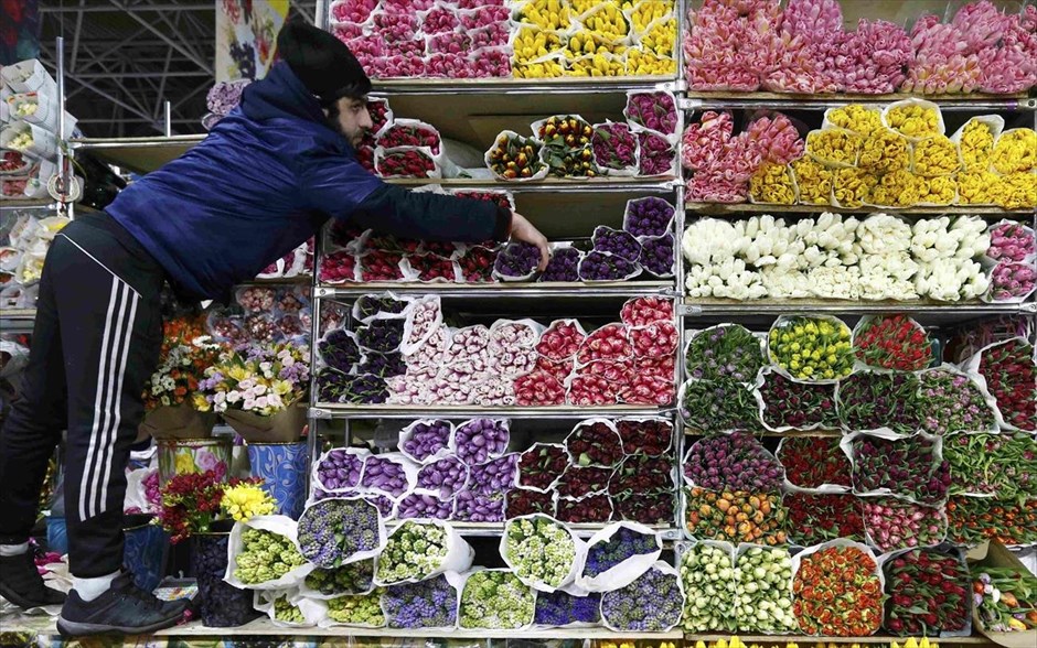 Πουλώντας λουλούδια στη Μόσχα. Στιγμιότυπο από την αγορά λουλουδιών Rizhsky στη ρωσική πρωτεύουσα.
