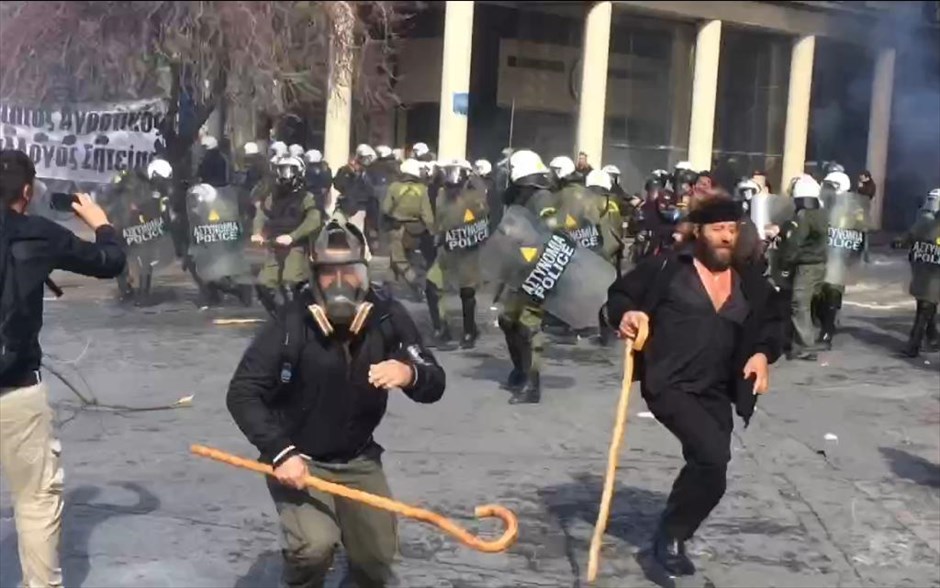 Αγροτικό συλλαλητήριο: Ένταση έξω από το υπ. Αγροτικής Ανάπτυξης. 