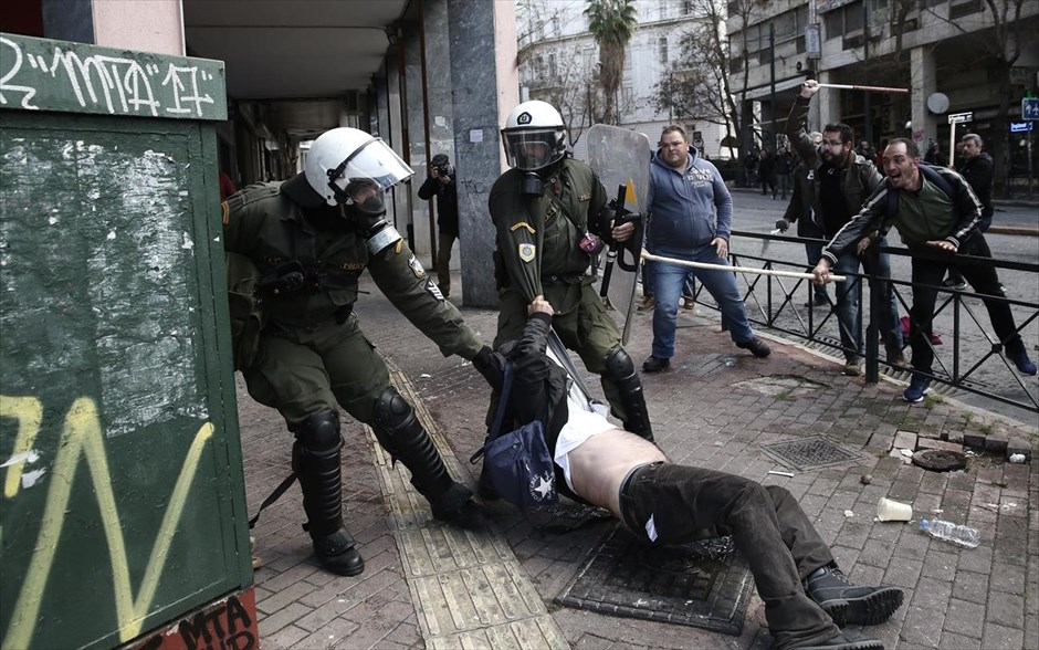 Αγροτικό συλλαλητήριο: Ένταση έξω από το υπ. Αγροτικής Ανάπτυξης. 