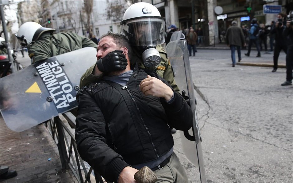 Αγροτικό συλλαλητήριο: Ένταση έξω από το υπ. Αγροτικής Ανάπτυξης. 