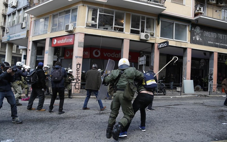 Αγροτικό συλλαλητήριο: Ένταση έξω από το υπ. Αγροτικής Ανάπτυξης. 