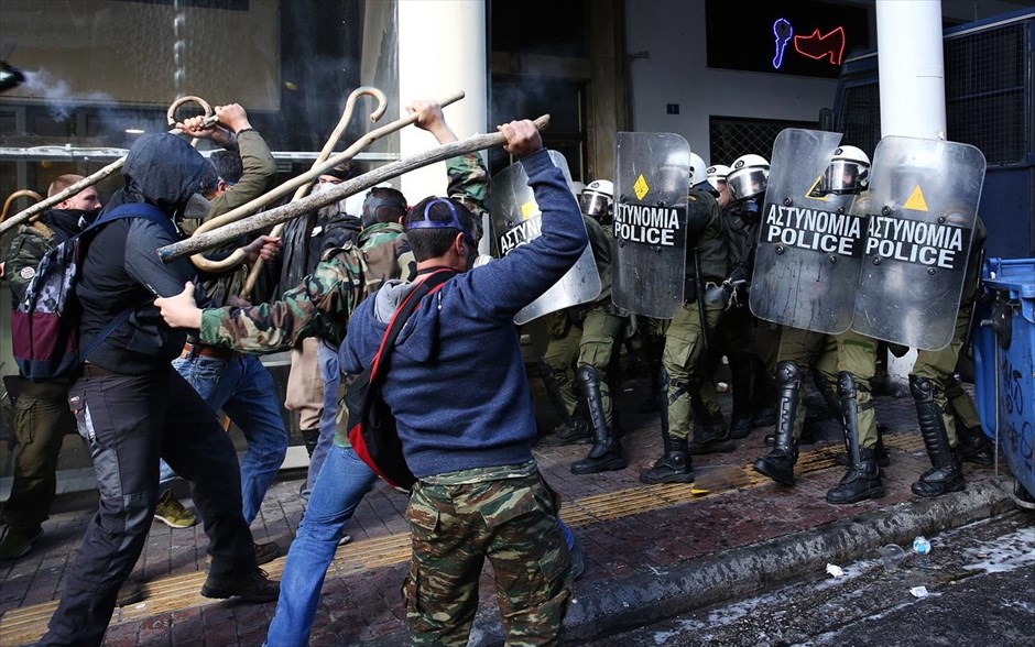 Αγροτικό συλλαλητήριο: Ένταση έξω από το υπ. Αγροτικής Ανάπτυξης. 