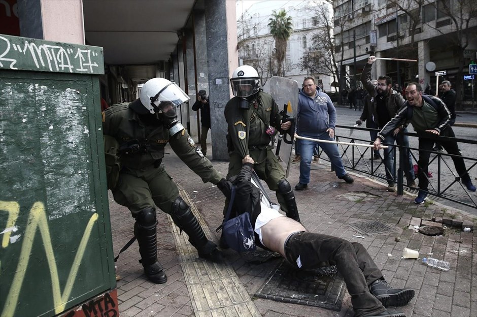 Επεισόδια στο αγροτικό συλλαλητήριο. Επεισόδια μεταξύ αγροτών και αστυνομικών δυνάμεων σημειώθηκαν έξω από το υπουργείο Αγροτικής Ανάπτυξης, στην πλατεία Βάθη, όπου βρίσκεται σε εξέλιξη το αγροτικό συλλαλητήριο. Αγρότες εκτόξευσαν αντικείμενα και κινήθηκαν κατά ανδρών των ΜΑΤ που έχουν παραταχθεί μπροστά στην είσοδο του υπουργείου, ενώ οι αστυνομικές δυνάμεις απάντησαν με τη ρίψη χημικών.