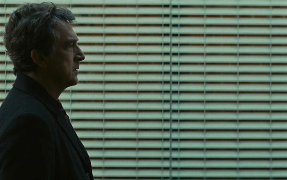 «Η συνωμοσία της σκιάς». «Η συνωμοσία της σκιάς»: Η πρώτη ταινία μεγάλου μήκους του Τομά Κρουιτόφ είναι ένα γαλλικό κατασκοπικό θρίλερ δράσης, με τους Φρανσουά Κλουζέ, Ντενί Πονταλιντές, Σαμί Μπουαζιλά, Σιμόν Αμπκαριάν και Άλμπα Ρορβάχερ. Ήρωάς του είναι ένας άνεργος, ο οποίος, για οικονομικούς λόγους, δέχεται τη δελεαστική σε απολαβές πρόταση ενός μυστηριώδη άνδρα να απομαγνητοφωνεί τηλεφωνικές συνομιλίες από «κοριό». Χωρίς να το καταλάβει, βρίσκεται μπλεγμένος σε μία πολιτική συνωμοσία κι έρχεται αντιμέτωπος με τους βίαιους μηχανισμούς τού σκοτεινού κόσμου των μυστικών υπηρεσιών.