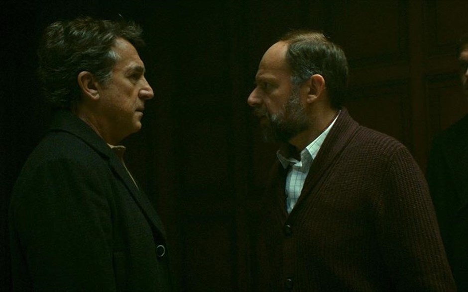 «Η συνωμοσία της σκιάς». «Η συνωμοσία της σκιάς»: Η πρώτη ταινία μεγάλου μήκους του Τομά Κρουιτόφ είναι ένα γαλλικό κατασκοπικό θρίλερ δράσης, με τους Φρανσουά Κλουζέ, Ντενί Πονταλιντές, Σαμί Μπουαζιλά, Σιμόν Αμπκαριάν και Άλμπα Ρορβάχερ. Ήρωάς του είναι ένας άνεργος, ο οποίος, για οικονομικούς λόγους, δέχεται τη δελεαστική σε απολαβές πρόταση ενός μυστηριώδη άνδρα να απομαγνητοφωνεί τηλεφωνικές συνομιλίες από «κοριό». Χωρίς να το καταλάβει, βρίσκεται μπλεγμένος σε μία πολιτική συνωμοσία κι έρχεται αντιμέτωπος με τους βίαιους μηχανισμούς τού σκοτεινού κόσμου των μυστικών υπηρεσιών.