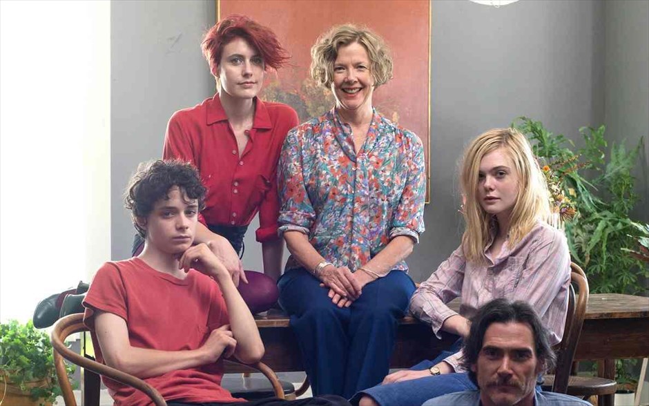 «Καταπληκτικές γυναίκες». «Καταπληκτικές γυναίκες»: Εστιάζοντας στη θέρμη και το πάθος, στην αίσθηση του επείγοντος και στην ενέργεια τριών γενεών που βρίσκονται στο χείλος μιας τρομερής μετάβασης, η συγκινητική κωμωδία του Μάικ Μιλς, εμπνευσμένη από προσωπικά του βιώματα, αποτελεί έναν φόρο τιμής στη γυναικεία φύση, την οικογένεια, τον χρόνο και τους δεσμούς που αναζητούμε όλη μας τη ζωή. Με την - τέσσερις φορές υποψήφια για Όσκαρ - Ανέτ Μπένινγκ και τους Ελ Φάνινγκ, Γκρέτα Γκέργουικ, Αλία Σόκατ, Λόρα Γουίγκινς, Λούκας Τζέιντ Ζούμαν και Μπίλι Γκρούνταπ, μια δυναμική μητέρα μεγαλώνει μόνη της τον έφηβο γιο της, στη Σάντα Μπάρμπαρα του 1979, μία εποχή που σφύζει από κοινωνικές αλλαγές και επαναστατική διάθεση. Για να τα βγάλει πέρα με την ανατροφή του, απευθύνεται σε δύο νεότερες γυναίκες: μια punk καλλιτέχνιδα με ελεύθερο πνεύμα και μια έξυπνη και προκλητική νεαρή γειτόνισσα.