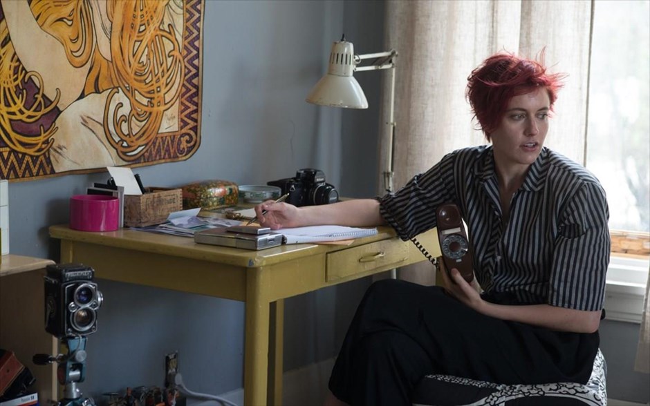 «Καταπληκτικές γυναίκες». «Καταπληκτικές γυναίκες»: Εστιάζοντας στη θέρμη και το πάθος, στην αίσθηση του επείγοντος και στην ενέργεια τριών γενεών που βρίσκονται στο χείλος μιας τρομερής μετάβασης, η συγκινητική κωμωδία του Μάικ Μιλς, εμπνευσμένη από προσωπικά του βιώματα, αποτελεί έναν φόρο τιμής στη γυναικεία φύση, την οικογένεια, τον χρόνο και τους δεσμούς που αναζητούμε όλη μας τη ζωή. Με την - τέσσερις φορές υποψήφια για Όσκαρ - Ανέτ Μπένινγκ και τους Ελ Φάνινγκ, Γκρέτα Γκέργουικ, Αλία Σόκατ, Λόρα Γουίγκινς, Λούκας Τζέιντ Ζούμαν και Μπίλι Γκρούνταπ, μια δυναμική μητέρα μεγαλώνει μόνη της τον έφηβο γιο της, στη Σάντα Μπάρμπαρα του 1979, μία εποχή που σφύζει από κοινωνικές αλλαγές και επαναστατική διάθεση. Για να τα βγάλει πέρα με την ανατροφή του, απευθύνεται σε δύο νεότερες γυναίκες: μια punk καλλιτέχνιδα με ελεύθερο πνεύμα και μια έξυπνη και προκλητική νεαρή γειτόνισσα.
